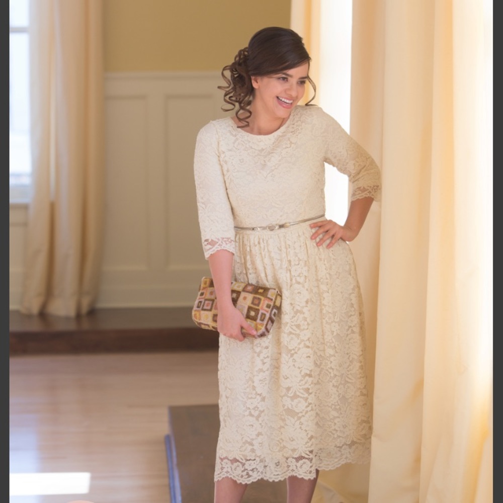 Cream lace Dainty Jewells dress 💕